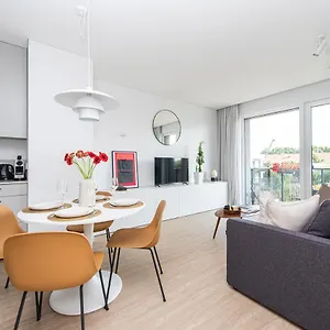 New Modern Apt W-airconditioning, Balcony, Garage Parking, By Cohost Apartment *