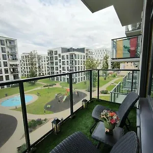 Modern Urban Retreat Free Private Parking & Balcony Apartment *