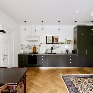 New! Warm And Cosy With Private Entrance And Parking In A Center *
