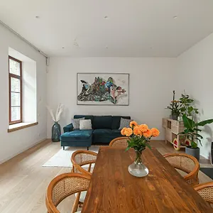Spacious & Stylish In Center Apartment