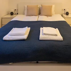 Bright Center Apartment